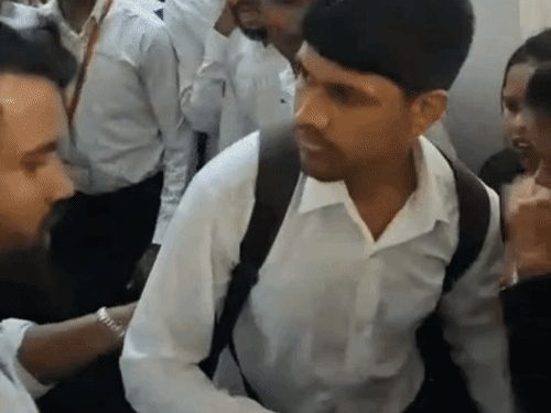 बिलासपुर के लॉ कॉलेज में फ्रेशर छात्र से मारपीट, प्रदर्शन में शामिल होने का दबाव बनाने का आरोप, FIR दर्ज