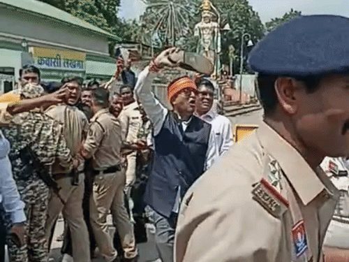 जगदलपुर में दीपोत्सव को लेकर भाजपा-कांग्रेस आमने-सामने, डिप्टी सीएम से नोकझोंक, जूते-चप्पल फेंकने तक स्थिति बनी