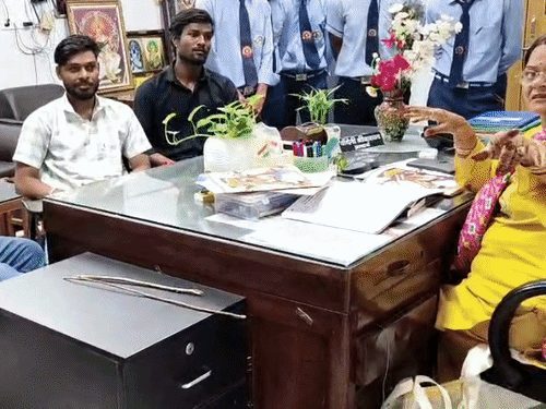 बलौदाबाजार में शिक्षक पर छात्राओं से गाली-गलौज और मारपीट का आरोप, प्रिंसिपल ने छात्र को थप्पड़ मारा; दोनों पर कार्रवाई