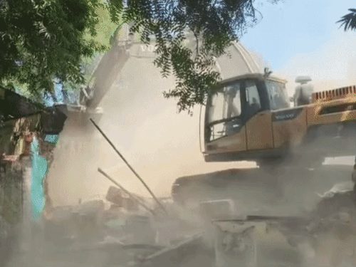 गेवरा खदान के लिए हरदीबाजार में अस्पताल समेत कई सरकारी भवन तोड़े, ग्रामीणों का धरना-प्रदर्शन जारी