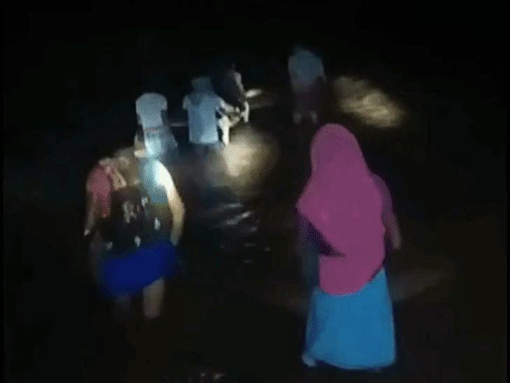 रायगढ़ में सड़क नहीं, गर्भवती महिला को खाट पर ढोकर पहुंचाया अस्पताल, मां-बच्चा सुरक्षित