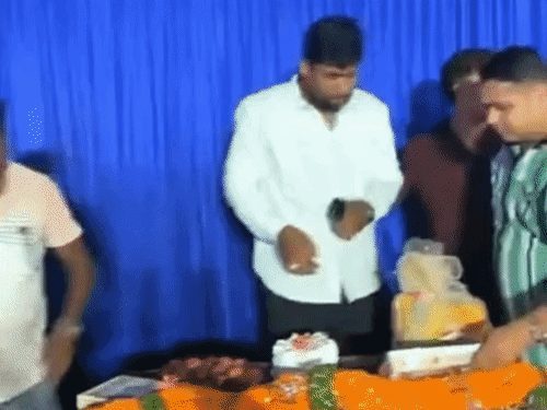 बीच सड़क बर्थडे मनाने पर BJYM जिलाध्यक्ष सिद्धार्थ दुबे समेत 3 के खिलाफ FIR, ट्रैफिक प्रभावित