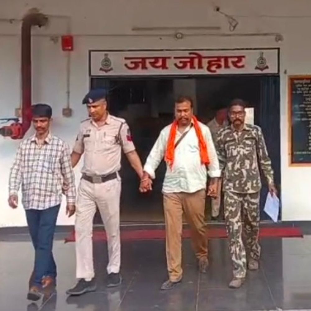 हाईवा ड्राइवर से मारपीट और मोबाइल लूट मामले में जशपुर प्रशासन का एक्शन, बीआरसीसी की सेवा समाप्त, सहायक कार्यक्रम समन्वयक निलंबित