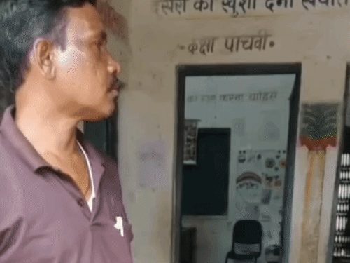 शराब के नशे में स्कूल पहुंचे हेडमास्टर, कलेक्टर के निर्देश पर DEO ने किया निलंबित