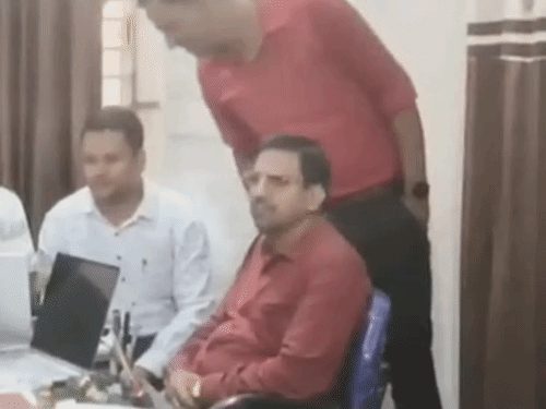 बलरामपुर में नागरिक आपूर्ति निगम के DM 22 हजार रुपए रिश्वत लेते रंगे हाथों गिरफ्तार